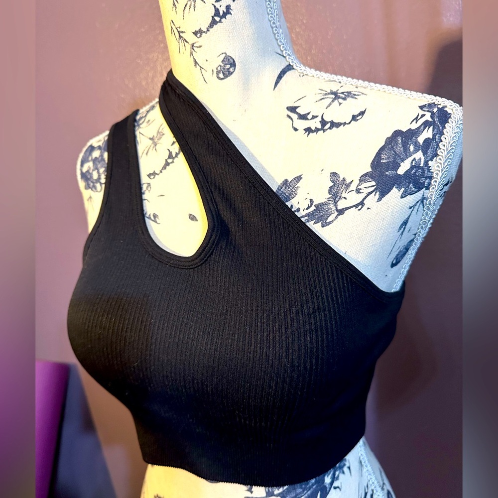 Black sports tank size medium